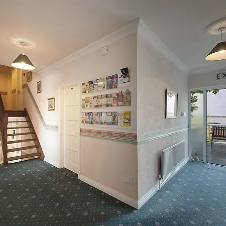 The Waterfront House Country 3*